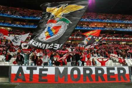 Claque NoNameBoys a apoiar o Benfica num jogo da Liga dos Campeões.